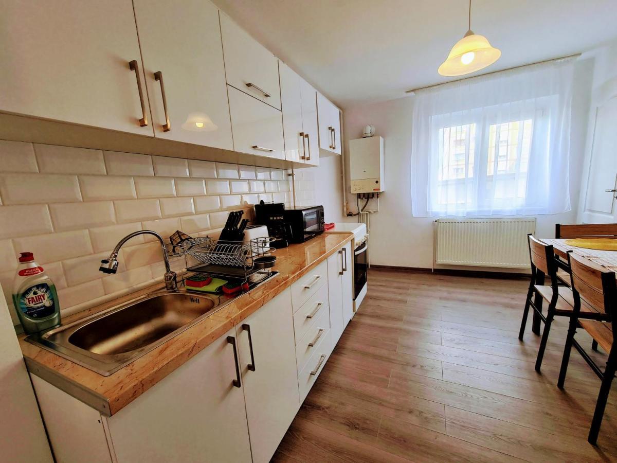 Spy Apartment Хацег Екстер'єр фото